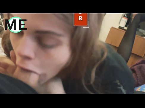 ❤️ Πούτσος στο λαιμό της, σκισμένο καλσόν και σκισμένα τακούνια ️ Πόρνο ❌️